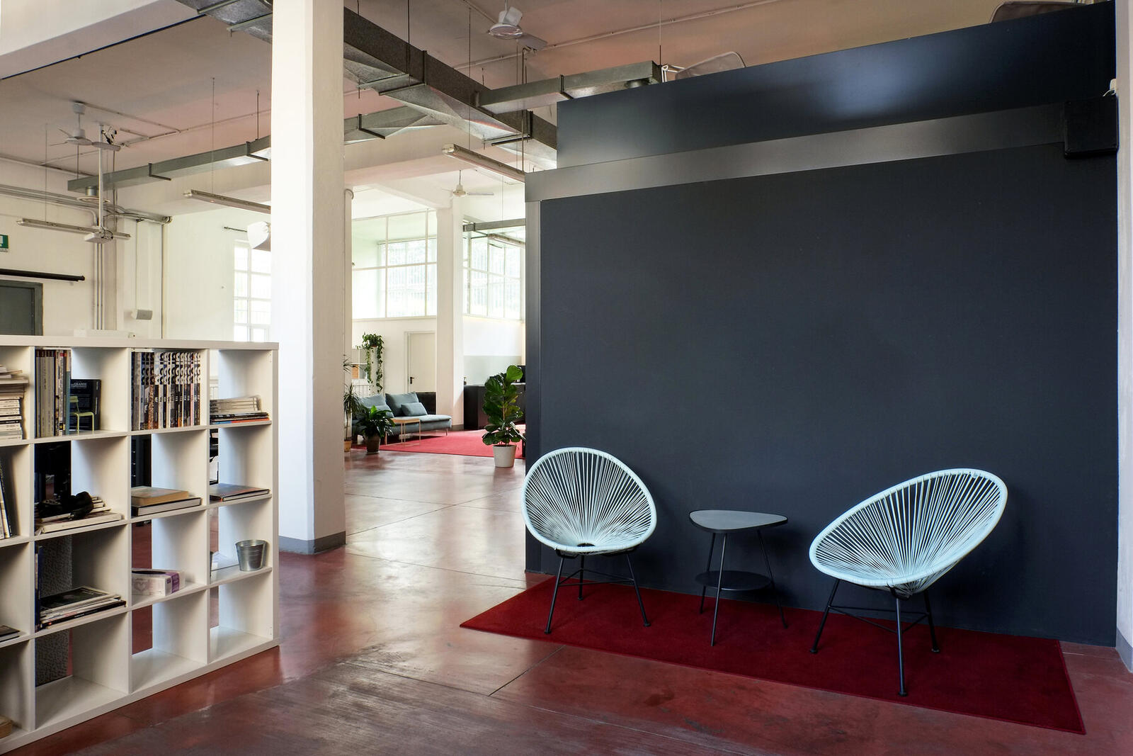 L'ingresso di C4 Workspace con la parete nera e le sedie